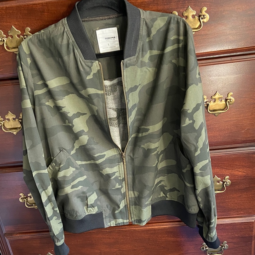 Cute and light weight Camo Bomber jacket.